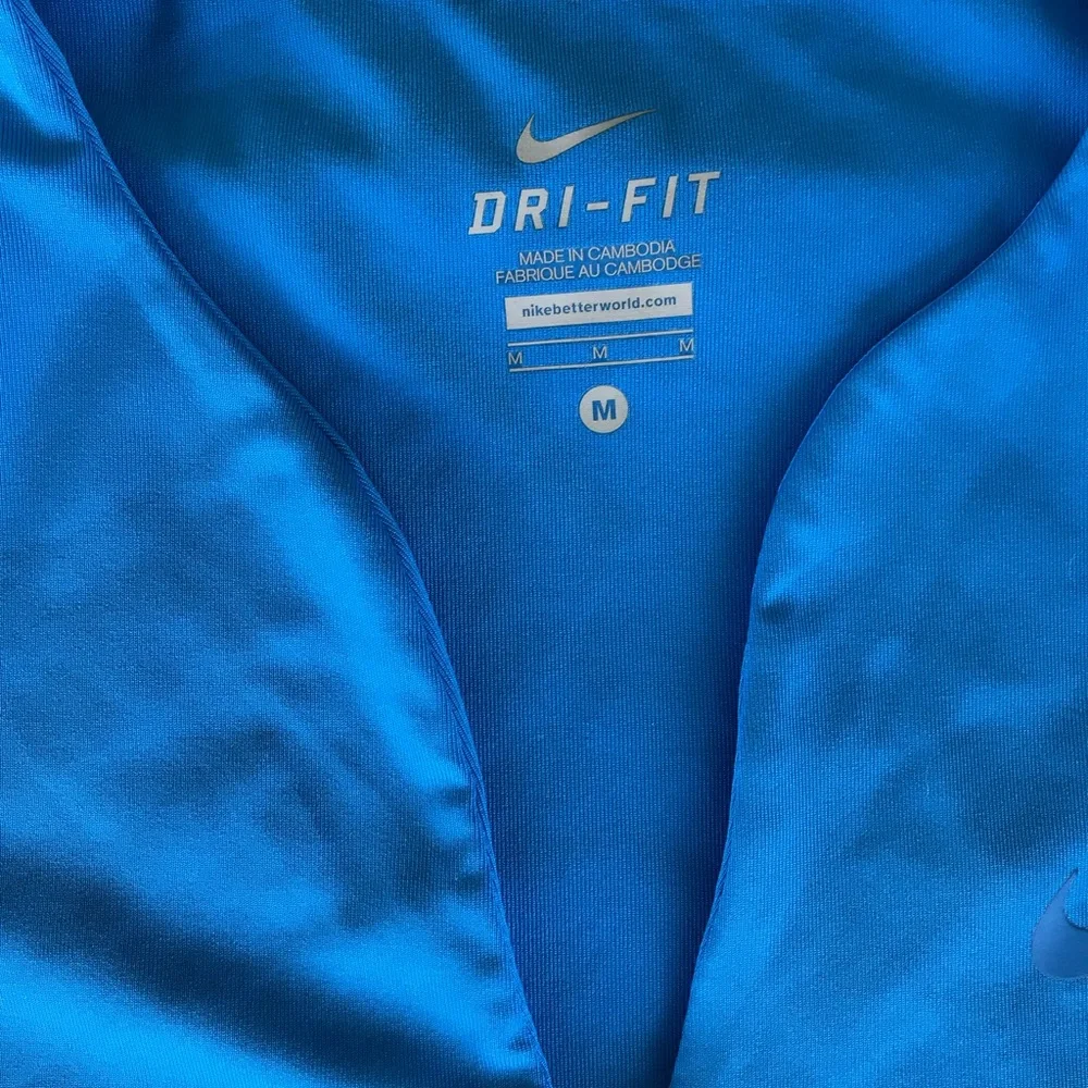 🚨 Bundle 🚨 Nike top, Nike sneakers! - Picture 4 of 5